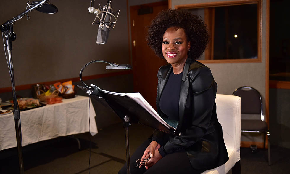 viola davis en un estudio de grabacion