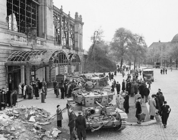 Black and white photo of a tank in a city