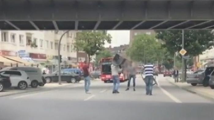 VIDEO. Allemagne : l'assaillant du supermarché de Hambourg pourchassé par des passants munis de chaises