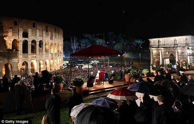 O Coliseu - outrora palco de batalhas de gladiadores - foi na sexta-feira o palco de uma das mais sagradas cerimÃ´nias cristÃ£s lideradas pelo papa