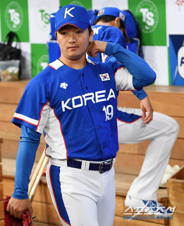 운동선수였던 민혁은 사고로 다리를 절게 되고, 여자친구 은진과도 소원해진다 이에 친구인 윤찬이 자신이 개발한 vr 게임을 권유하게 되고 현실을 초월하는. ìŠ¤í¬ì¸ ì¡°ì„  í¬í†  ê³ ìš°ì„ ì²« ëŒ€í'œíŒ€ ìœ ë‹ˆí¼