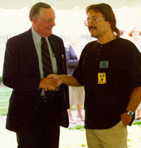 Barry DiGregorio (derecha) con Neil Armstrong