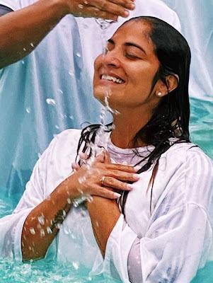 Irmã da atriz Juliana Paes é batizada nas águas: 'Paz que excede o  entendimento' - Rádio Gospel FM