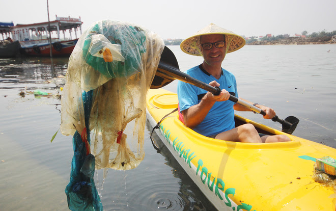 Khách Tây mua tour 10 USD chèo thuyền vớt rác ở Hội An