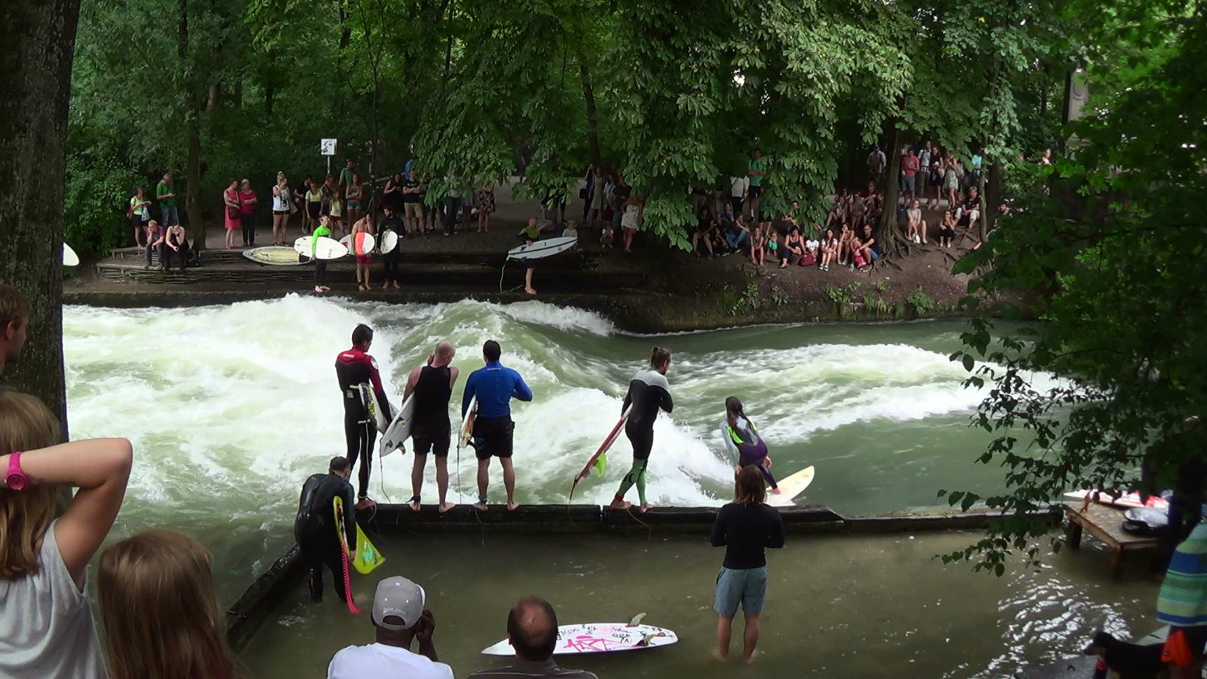 Near a bridge over the eisbach stream. Munich Englischer Garten 63443 Eisbach Soon Film Felix