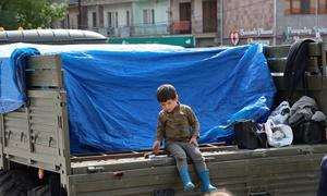 La gente que huyó de Karabakh descansa y recibe ayuda humanitaria en Goris, Armenia.