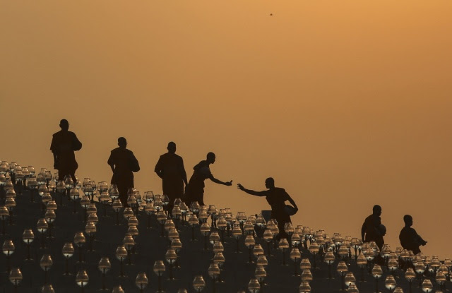 Các tu sĩ Phật giáo chuẩn bị cho một lễ khất thực ở Wat Phra Dhammakaya khi mặt trời mọc vào ngày Makha Bucha vào ngày 4, tháng 3 năm 2015