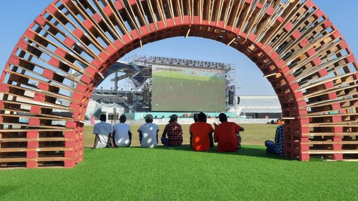 REPORTAGE. Coupe du monde 2022 : on a visité la fan zone réservée aux travailleurs migrants, en plein soleil, loin du centre-ville et des stades