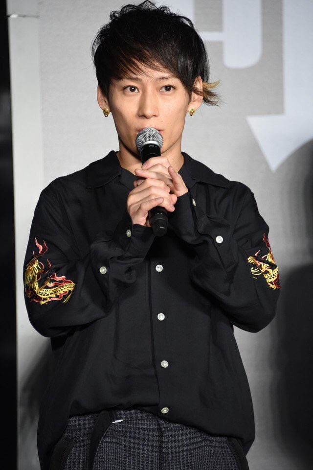 有名な Uverworld ボーカル アグアウェも