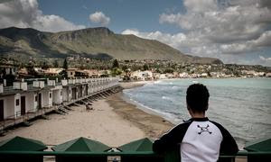 Un joven migrante observando una bahía en Italia. (Foto de archivo)