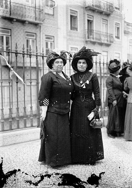 Ficheiro:Carolina Beatriz Ângelo e Ana de Castro Osório.jpg