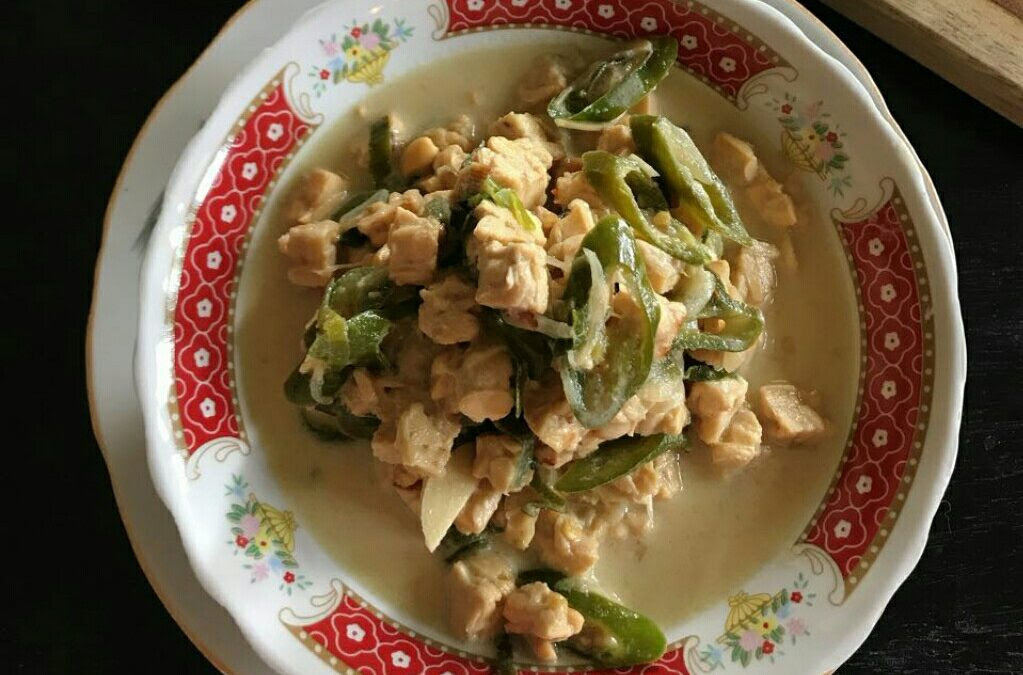Tata daun pisang, letakkan daun salam, kemudian taruh botok di atasnya. Resep Botok Tahu Tempe Tanpa Kelapa Praktis Nggak Perlu Ribet