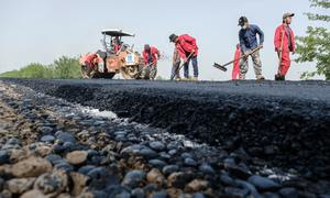 Trabajadores construyen una carretera en Tayikistán.