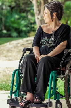 Doris Azevedo teve Esclerose Múltipla que a deixou cadeirante. Suas habilidades continuam as mesmas, só que agora com uma visão maior para a inclusão.