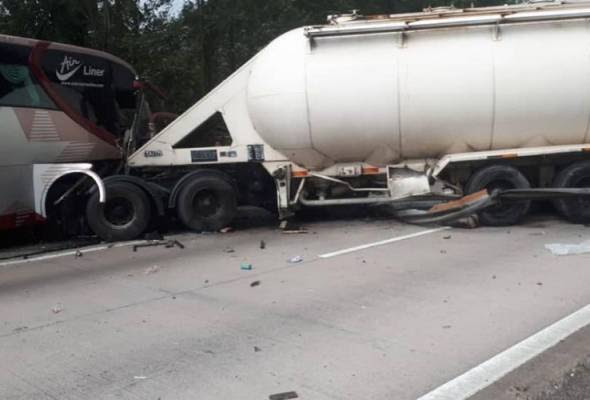 Lima dipercayai sekeluarga disahkan rentung dalam kemalangan membabitkan sebuah treler dan kereta di kilometer 255.3 lebuhraya utara selatan (plus) arah utara selepas terowong menora di kuala kangsar, hari ini. Kemalangan Trafik Di Lebuhraya Utara Selatan Berhampiran Tapah Sesak Astro Awani