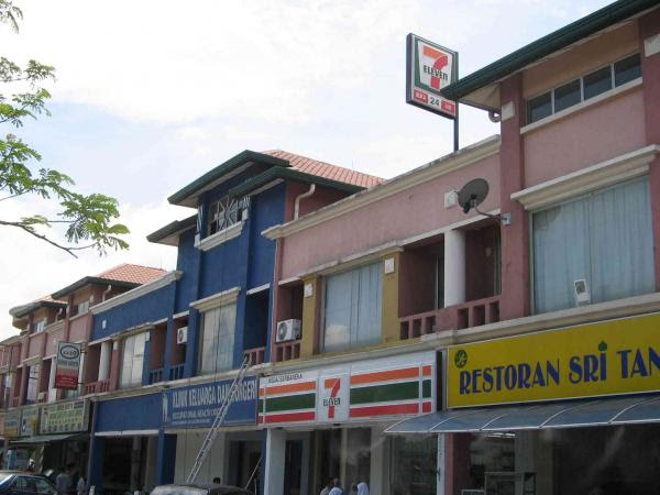 Buloh highway and its somewhere on ur left when u get to see the store. 7 Eleven Bukit Rahman Putra Sg Buloh Store 820