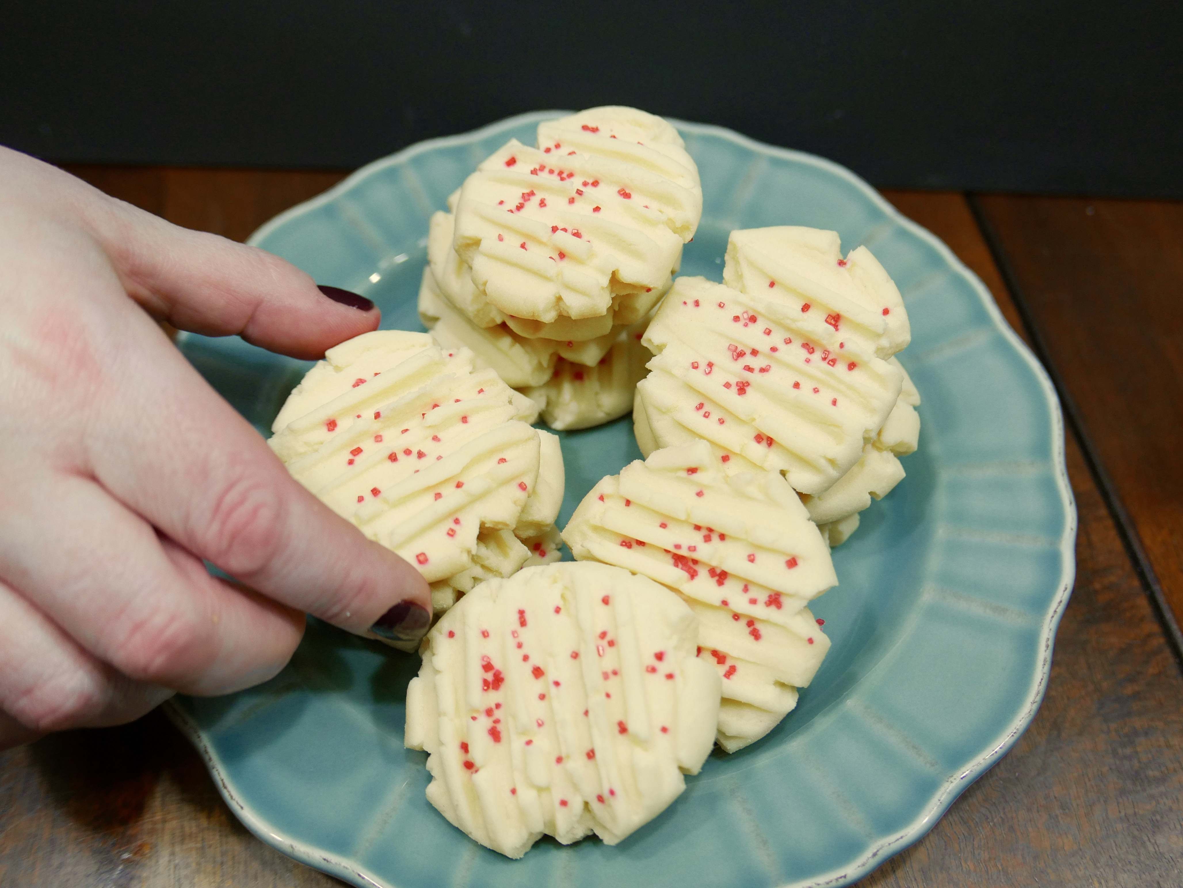 Shape into 1 inch (2.5 cm) balls. Canada Cornstarch Shortbread Cookies