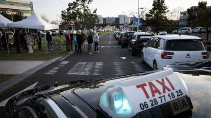 Des chauffeurs de taxis mènent des opérations escargot pour une meilleure rémunération du transport médical