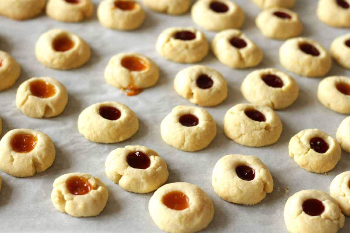 Austrian linzer cookies, also known as helle linzer plaetzchen in german—which literally translates to bright linzer cookies—are two buttery shortbread cookies sandwiched together with a jam that. Traditional Austrian Linzer Cookies Jam Thumbprints Living On Cookies
