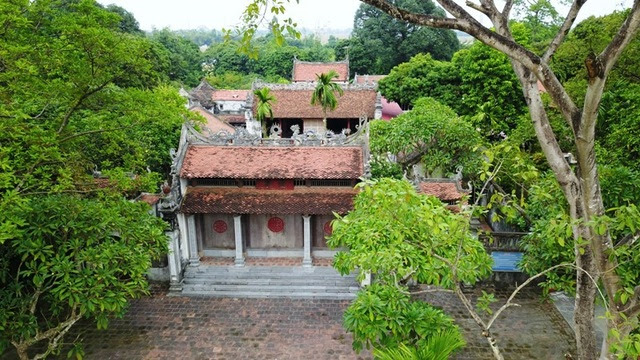 Tương truyền rằng vào thế kỷ thứ VII, đây là một ngôi đền nhỏ thờ tứ pháp (Pháp Vân, Pháp Vũ, Pháp Lôi, Pháp Điện). Đến thời Lê Huy Tông (1675 - 1750), chùa được xây dựng đàng hoàng và to đẹp hơn.