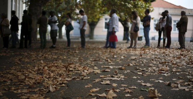 Varias personas hacen cola para votar en un colegio de Lisboa (Portugal). REUTERS/ Rafael Marchante