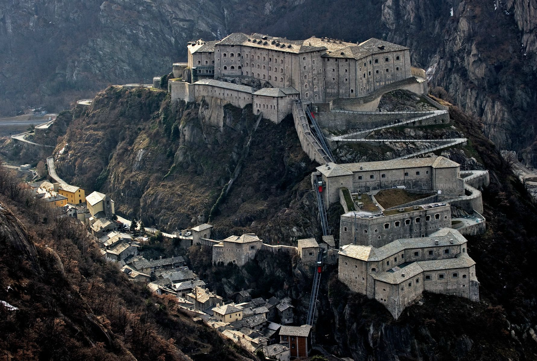 Forte de Bard, Teatro Romano, Aosta, Castelo de Savoia, chateaux Issogne, chateaux de verrès, castelo de Ussel, chateau Fénis, chateau Sarre
