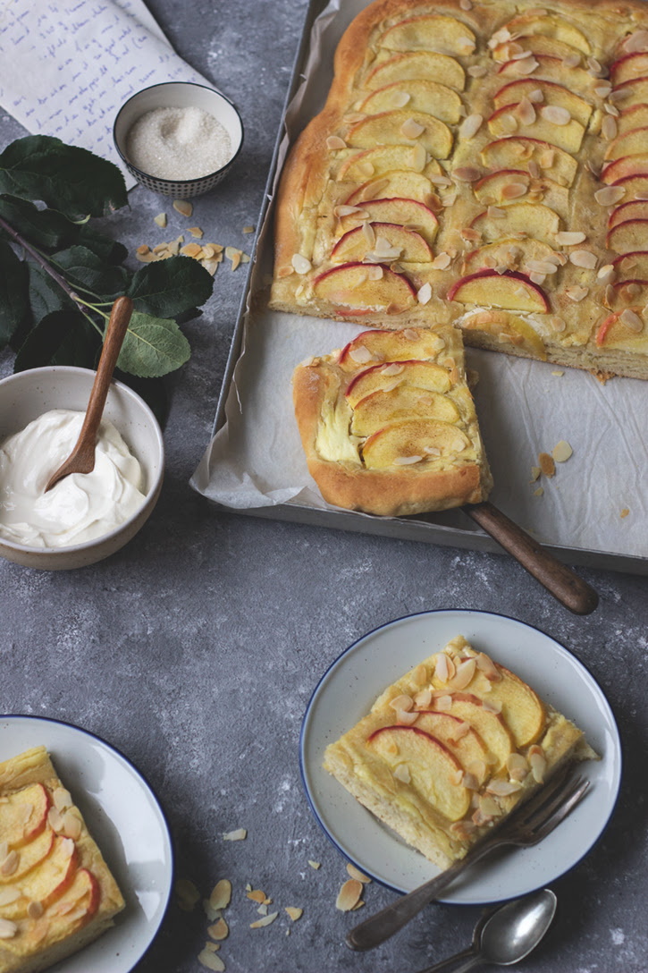 Den kuchen ca 15 min. Blechkuchen Apfel Schmand Kuchen Vom Blech Holunderweg18