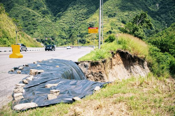 Aguaceros aceleraron derrumbe en la autopista Caracas-La Guaira que vecinos alertaron desde junio