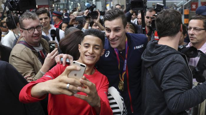 VIDEO. Pierre-Ambroise Bosse paie une tournée à ses fans pour fêter son titre aux Mondiaux de Londres