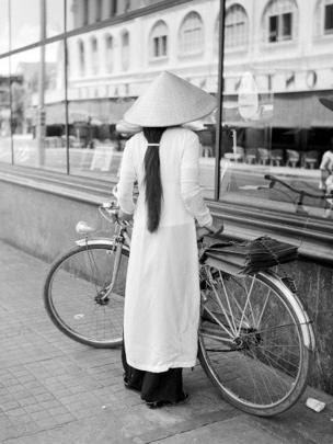 https://i2.wp.com/ichef-1.bbci.co.uk/news/304/cpsprodpb/1F59/production/_92152080_160415093606_vietnamese_girl_with_bike_saigon_412x549_threelionsgettyimages_nocredit-1.jpg