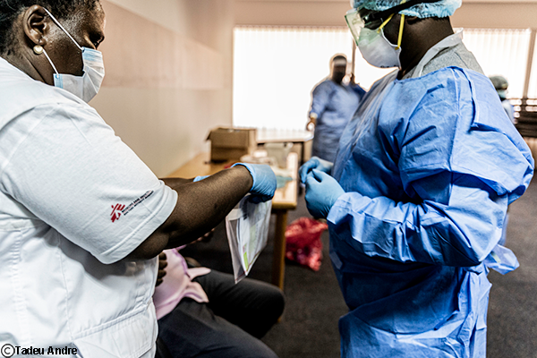 Durante una prueba y detección masiva, el rastreador de contactos de MSF, Bhelekazi Mdlalose, coloca un hisopo de prueba en una bolsa que se envía a los Servicios de Laboratorio Nacional de Sudáfrica para que se le realice una prueba de COVID-19.
