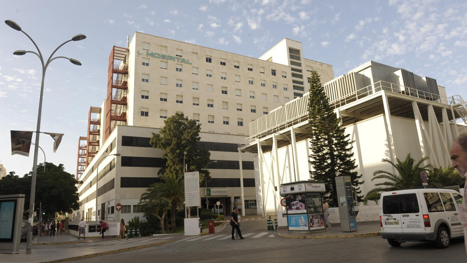 Fachada del Hospital Puerta del Mar de Cádiz.