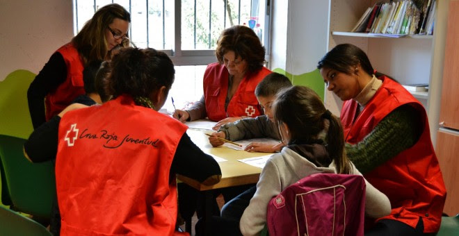 El voluntariado de Cruz Roja Juventud ofrece talleres de refuerzo escolar, merienda y ayudas educativas.