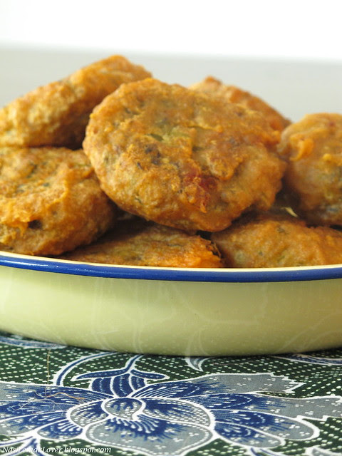 Nasi Lemak Lover: Kuih Kasturi ( mung bean fritters )