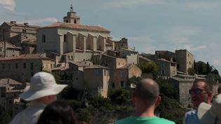 Vaucluse : des villages pris d'assaut par des milliers de touristes