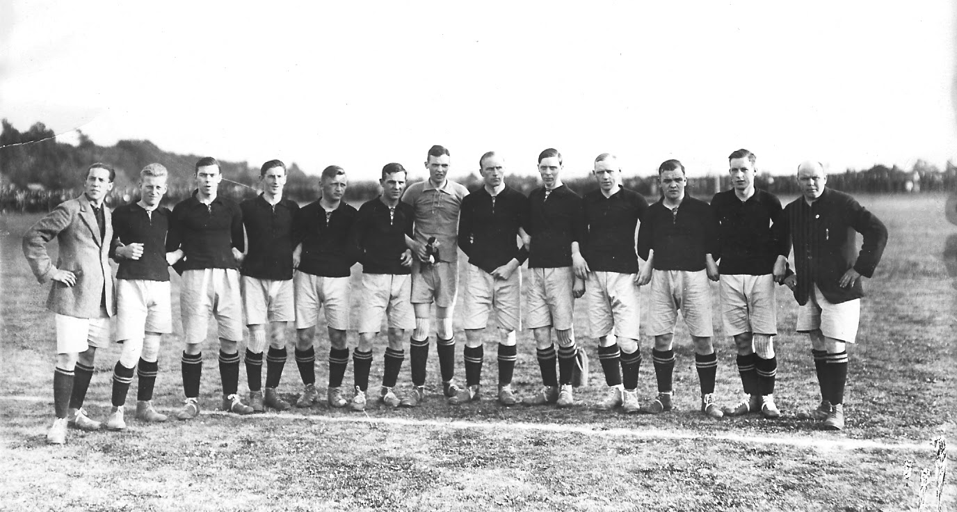 Fodbold kom sammen med andre organiserede sportsgrene til sverige i 1870'erne og blev hovedsagelig udøvet af. Fran 1907 Och Vidare Ik Sirius
