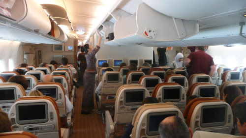 Cabine de passageiros da Emirates oferecem telas individuais com recursos de closed caption e audiodescrição