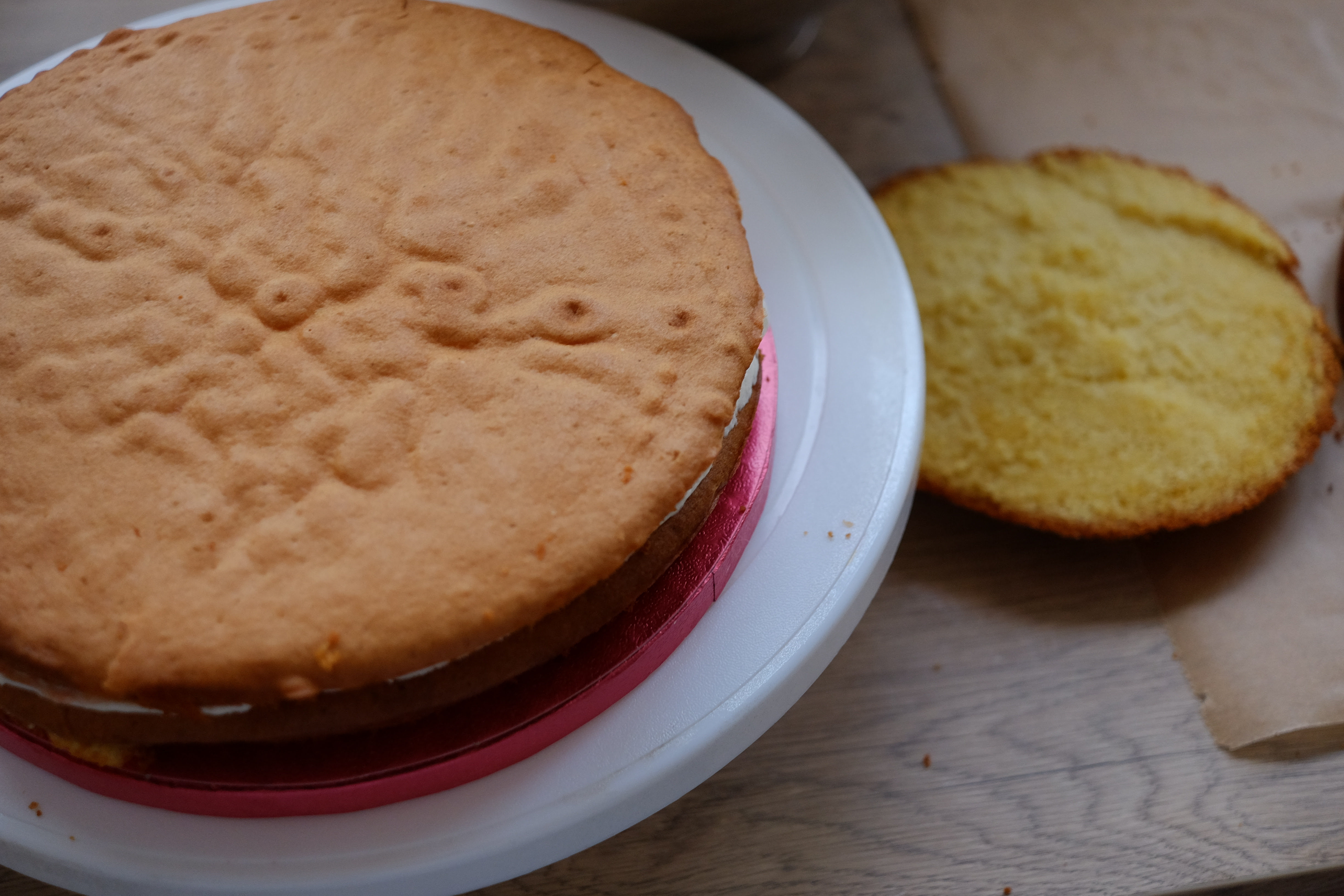 240 g 00 mehl 200 g puderzucker 200 g geschälte mandeln (oder haselnüsse) 200 g butter 1 eigelb 20 g ganze eier eine prise salz geriebene orangenschale (optional) 100 g dunkle schokolade zum füllen zubereitung die mandeln mit einem zuckerlöffel aus dem total e in den mixer geben und zu mehl verarbeiten. Fussball Torte Judys Schokoladenseite Rezepte Beauty Lifestyle