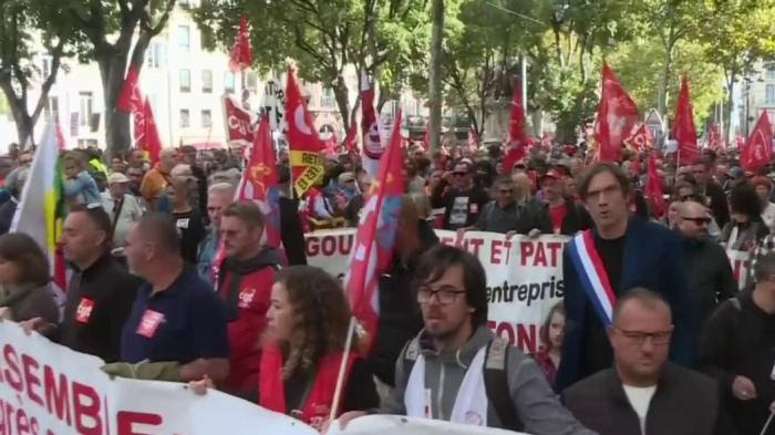 Réforme des retraites : des grèves paralysent des transports et des écoles