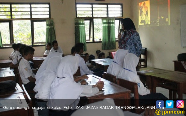 Gambar Guru Sedang Mengajar Di Kelas Seputaran Guru