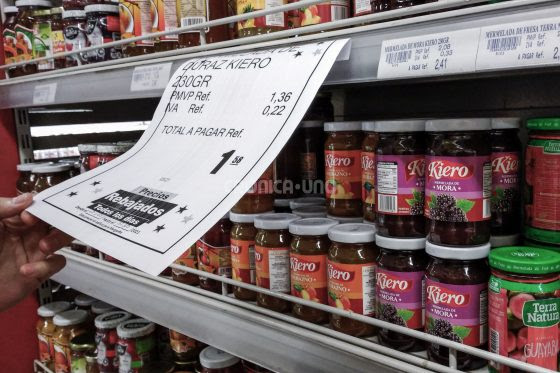 Consumidores lidian con dolarización desordenada y precios publicados en bolívares que los confunden