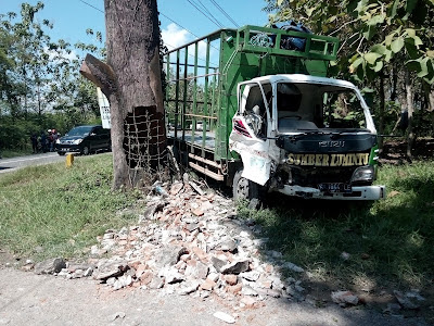 Suzuki Karimun vs Truk  Pengangkut  Ayam  di Sambong 3 Luka 