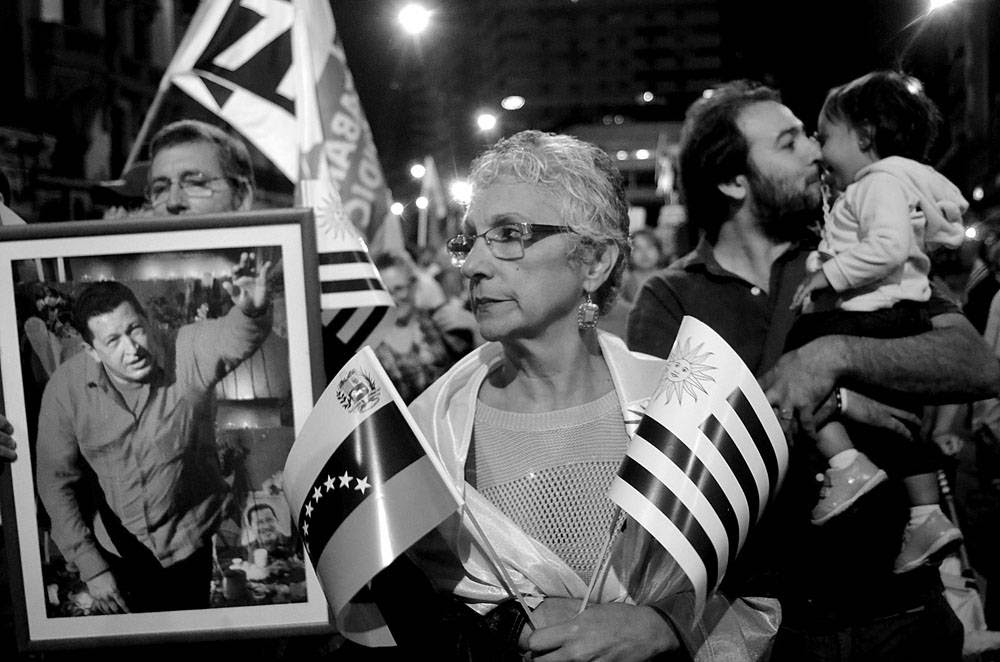 Marcha en solidaridad con Venezuela, ayer, en el Centro de Montevideo. Foto: Pablo Vignali