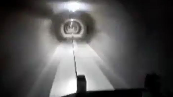 Capture d'écran d'une vidéo d'un essai de circulation d'une nacelle à haute vitesse dans un tunnel souterrain, sans doute à Los 