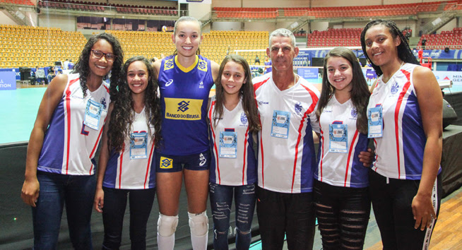 Fernanda garay, gabi e ana cristina, as centrais carol gattaz, carol e bia e a líbero camila brait. Juventude Encontra A Experiencia Estudantes Atletas Conhecem Jogadoras Da Selecao Brasileira De Volei Em Uberlandia Jemg Jogos Escolares De Minas Gerais