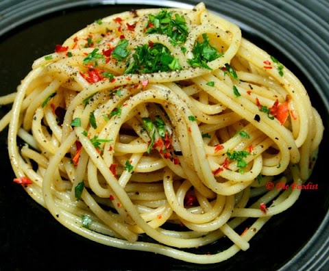 Resepi Aglio Olio Simple / Resepi : Spagetti Aglio Olio - IAMFUZY.COM™ : Kilka składników, dosłownie chwila na patelni i pyszne aglio olio ląduje na talerzu.