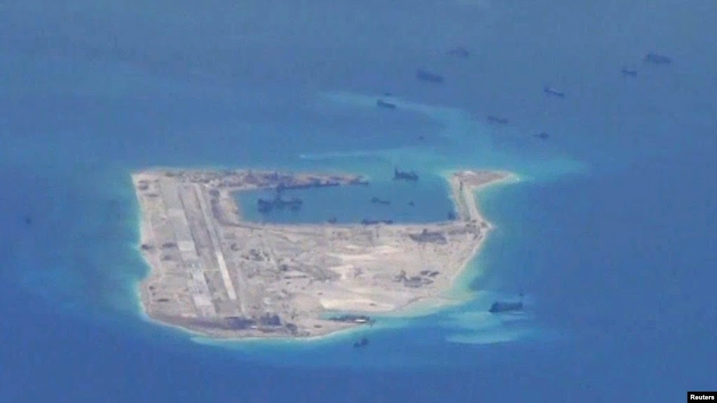 Đá Chữ thập đã được Trung Quốc biến thành một đảo nhân tạo ở Biển Đông, ảnh do máy bay trinh sát Hải quân Mỹ chụp, tháng 5/2015