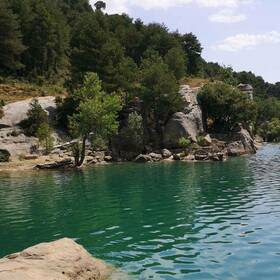 Ruta por la orilla del embalse de la Toba hasta bañarnos en la pequeña Ibiza