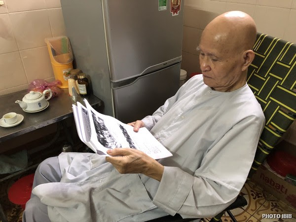 UBCV Patriarch Thích Quảng Độ during his last days at Thanh Minh Zen Monastery reading a press statement sent by IBIB, 3.9.2018