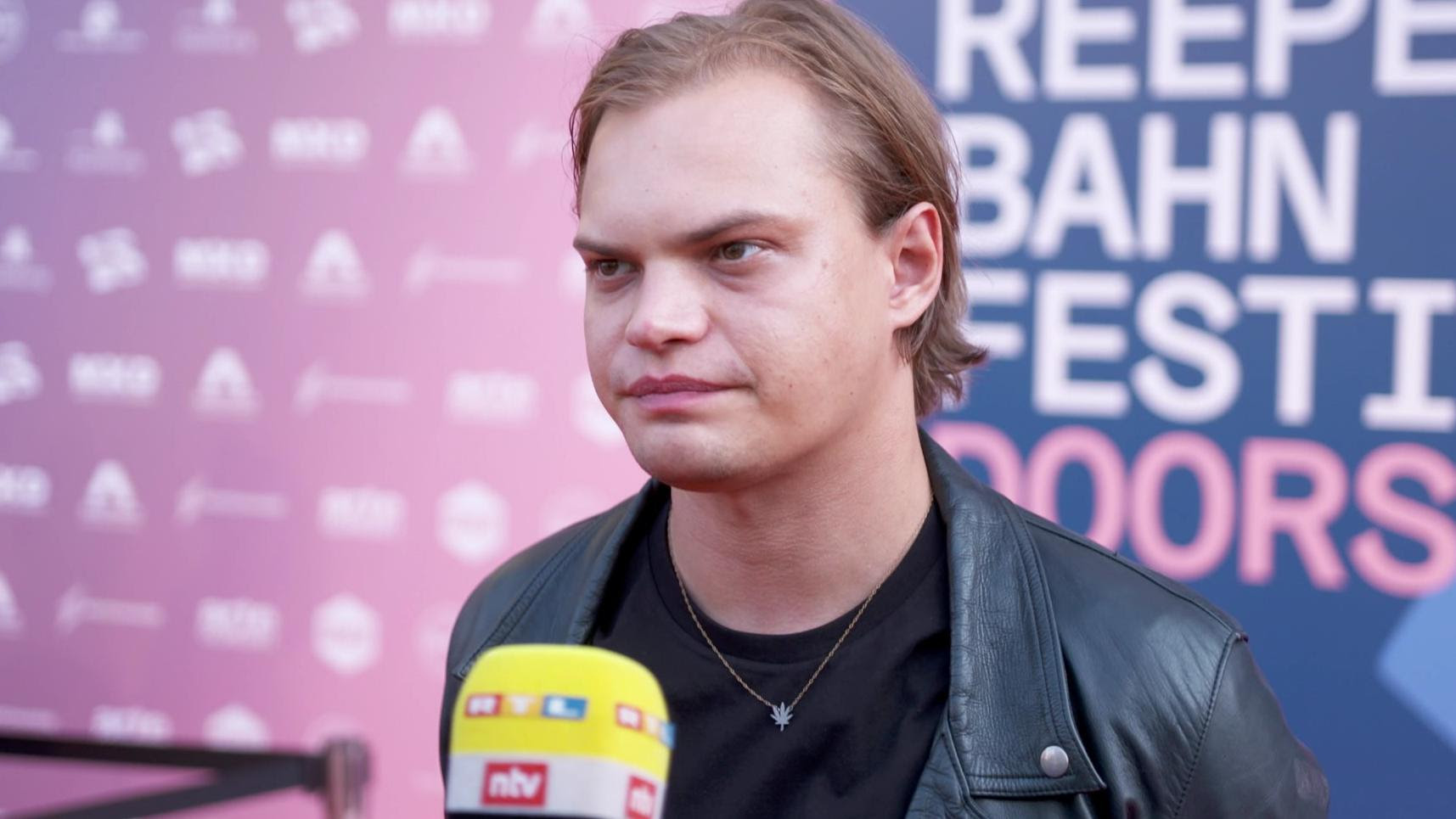 Doch ihre brüder wissen den jüngsten spross der familie. Wilson Gonzalez So Denkt Er Uber Jimi Blues Neue Freundin Yeliz Koc
